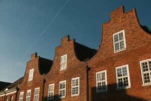 Historischer Ziegelbau im Abendlicht